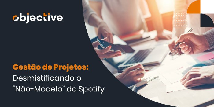 imagem de um grupo de pessoas trabalhando em uma mesa exemplificando a gestão de projetos e ao lado a frase: "gestão de projetos: Desmistificando o "não-modelo" do Spotify"