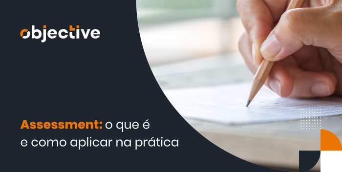 imagem de um caderno e uma mão com um lápis escrevendo, ao lado destaque para a frase: "Assessment: o que é e como aplicar na prática"