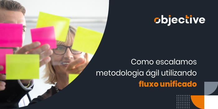 Duas pessoas colando post-its em um vidro, ao lado o destaque para a frase: "como escalamos metodologia ágil utilizando fluxo unificado"