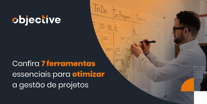 Imagem de uma pessoa escrevendo em um quadro e ao lado a escrita "Confira 7 ferramentas essenciais para otimizar a gestão de projetos"