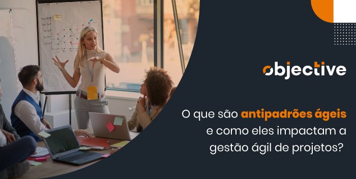 pessoas sentadas em uma mesa e uma mulher fazendo uma apresentação com uma lousa atrás com dados. Ao lado o título do artigo: "o que são antipadrões ágeis e como eles impactam a gestão ágil de projetos?"