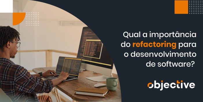 homem sentado em uma mesa com um notebook aberto e uma tela de monitor atrás com imagens de códigos de desenvolvimento de software. Ao lado a frase do título do artigo "qual a importância do refactoring para o desenvolvimento de software?"
