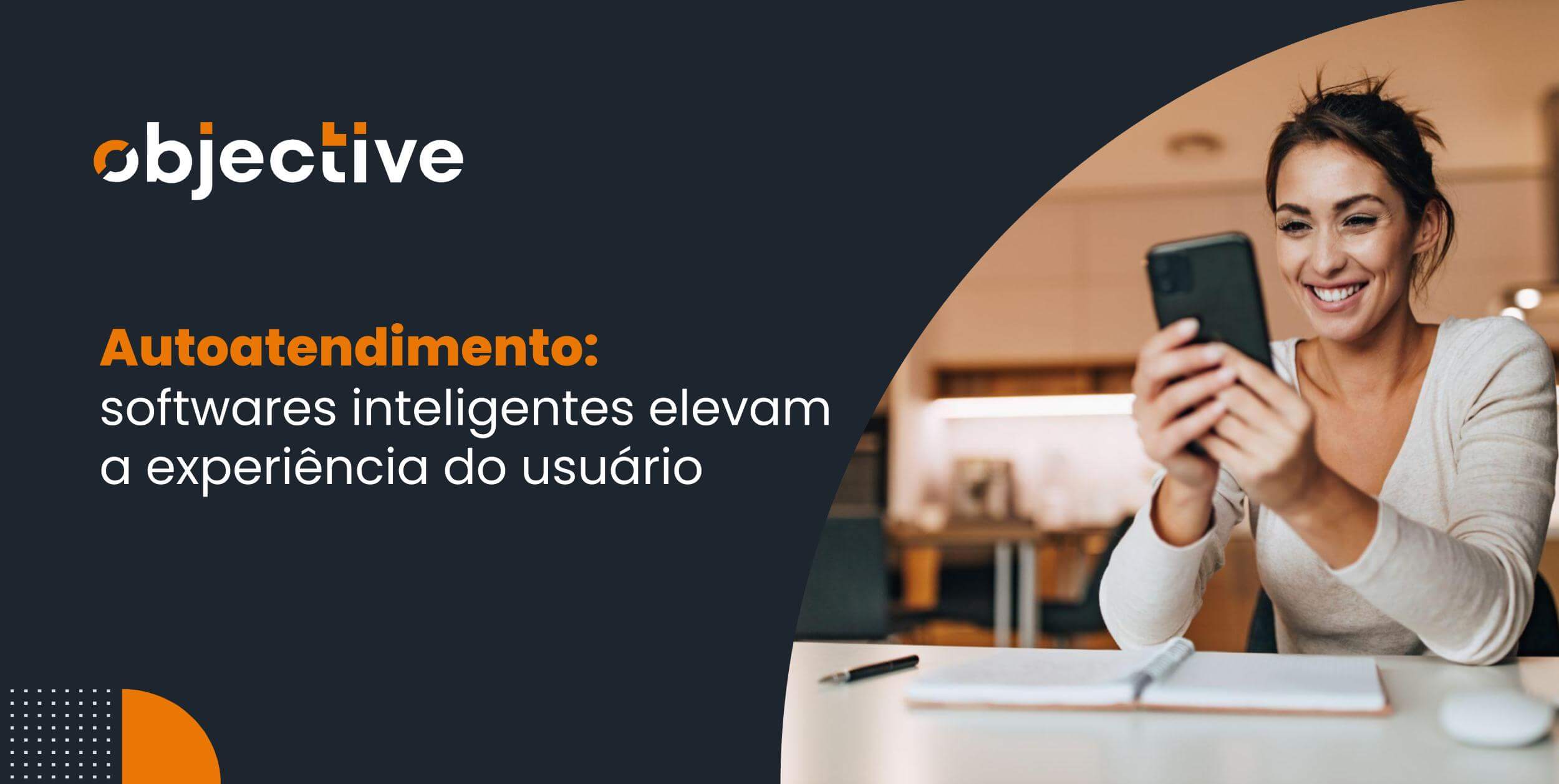 À direita foto de mulher com blusa branca e sorrindo com um celular nas mãos. À esquerda título do artigo: Autoatendimento: como softwares elevam a experiência do usuário