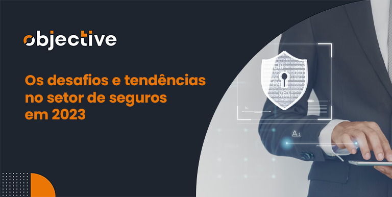 à esquerda o título do artigo: Os desafios e tendências no setor de seguros em 2023. à direita pessoa de terno mexendo em um tablet e ao lado logo de segurança disposto holograficamente.