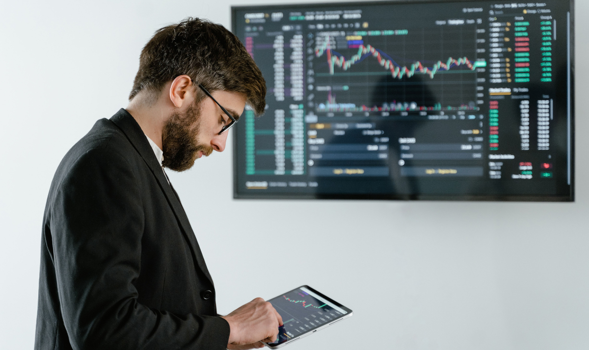O que separa dados financeiros dispersos de inteligência de negócio?